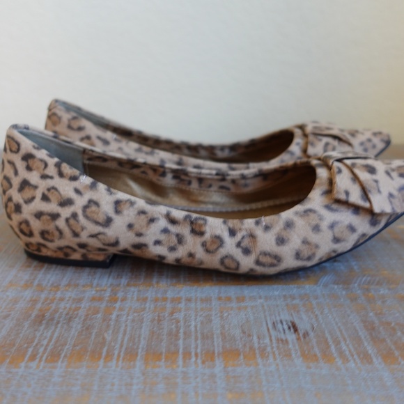 Me Too Paige Leopard Pointy Toe Bow Flat Size 7 - Picture 7 of 9